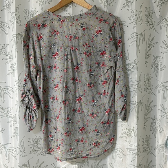 Eden & Olivia- Light Gray V-Neck Cuffed Sleeve Blouse EUC - Picture 3 of 7